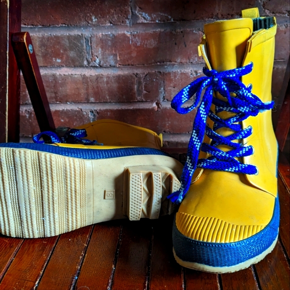 Yellow rain boots, size 8 - Picture 3 of 3